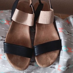 Axxiom sz 8 sandals